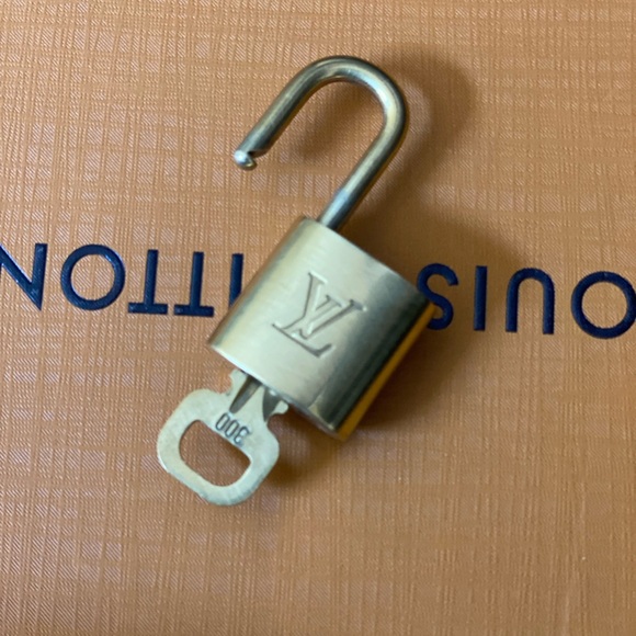 Beautiful Louis Vuitton Lock and Key - Picture 3 of 9